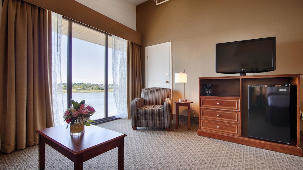 Standard Room, 1 Queen Bed, Non Smoking, Refrigerator (with Sofabed) - Photo 1
