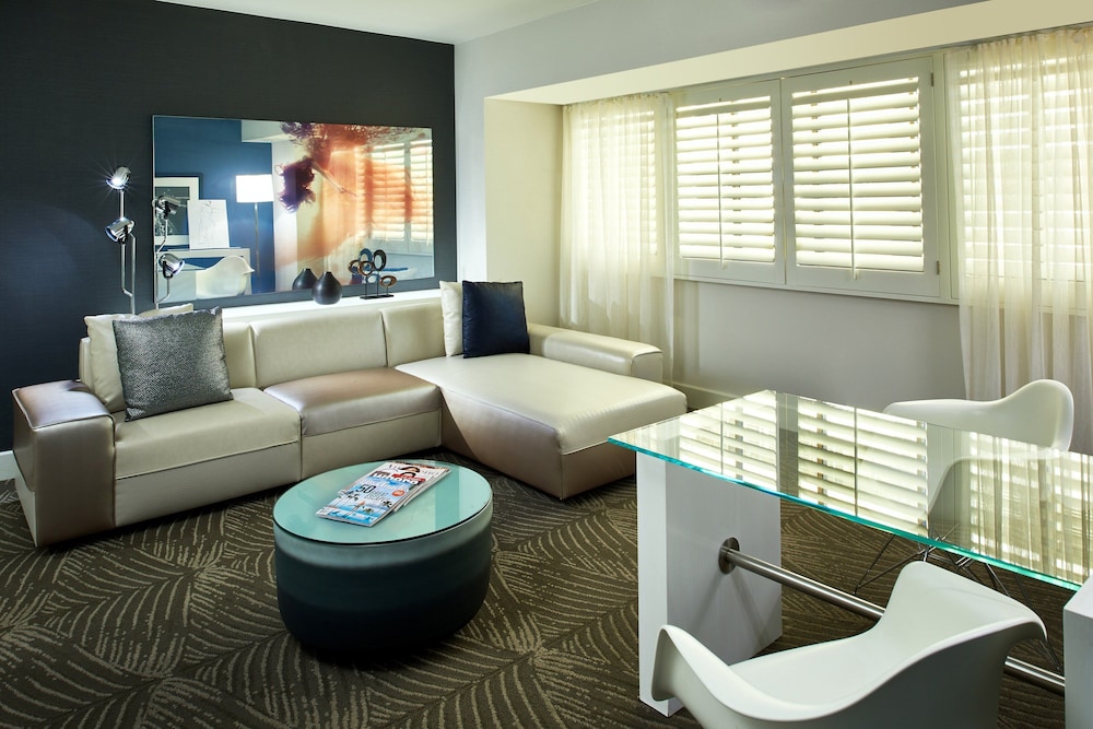 Suite, 1 Bedroom (Mobility/Hearing Access, Roll-In Shwr)