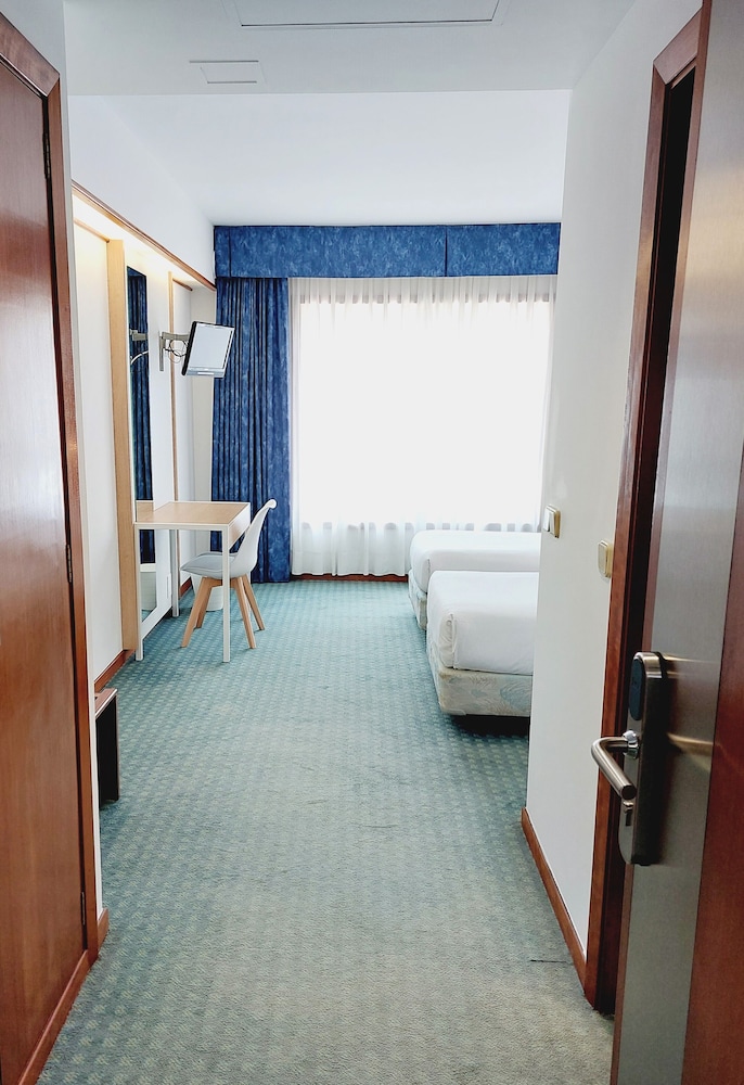 Standard Twin Room - Photo 4