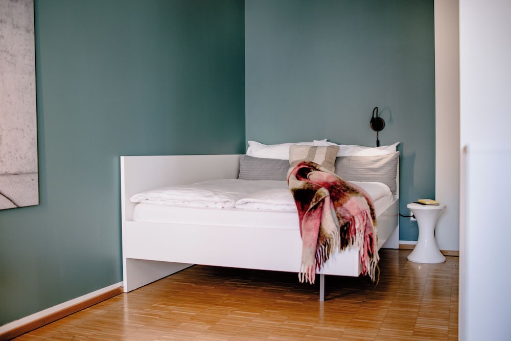 Comfort Studio, 1 Queen Bed, Kitchenette, Courtyard Area