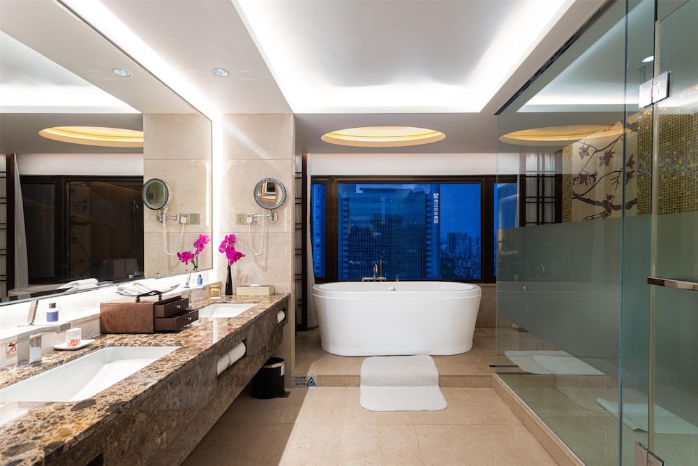 Garden King Bed Executive Suite - Photo 5
