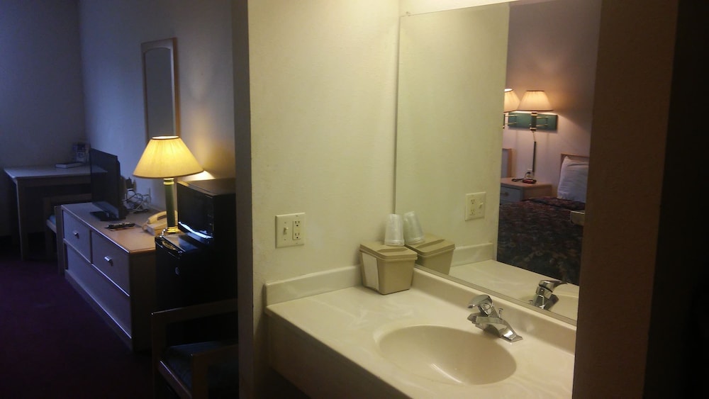 Standard Room, 2 Queen Beds, Non Smoking - Photo 5