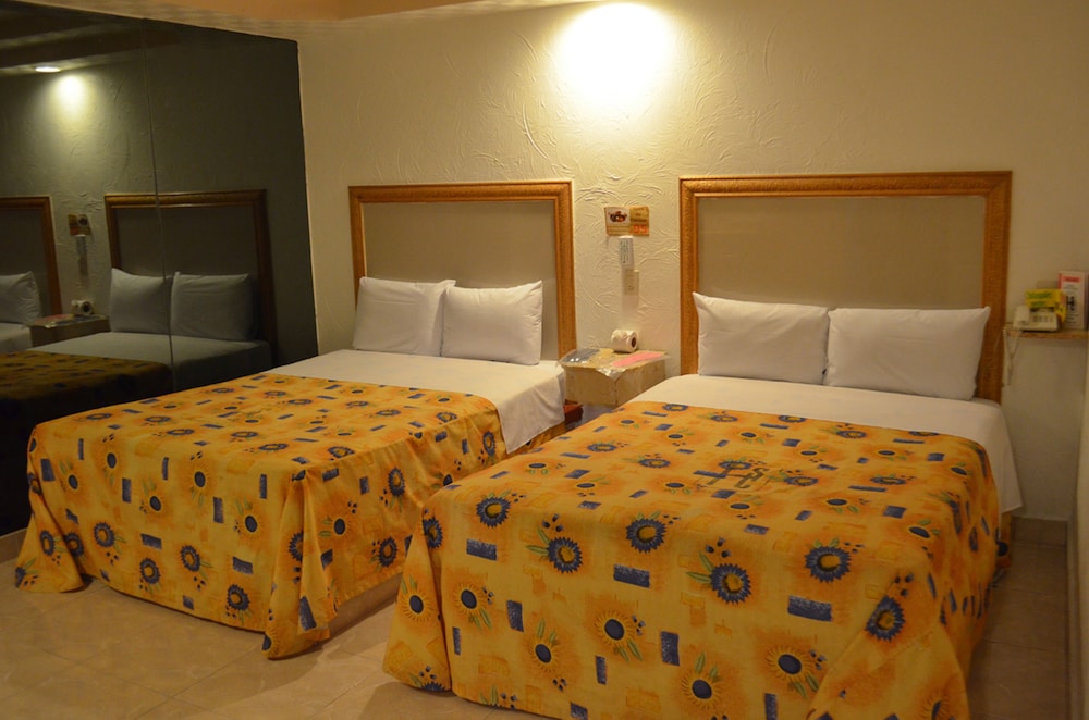 Basic Double Room, 2 Double Beds, Private Bathroom photo 1