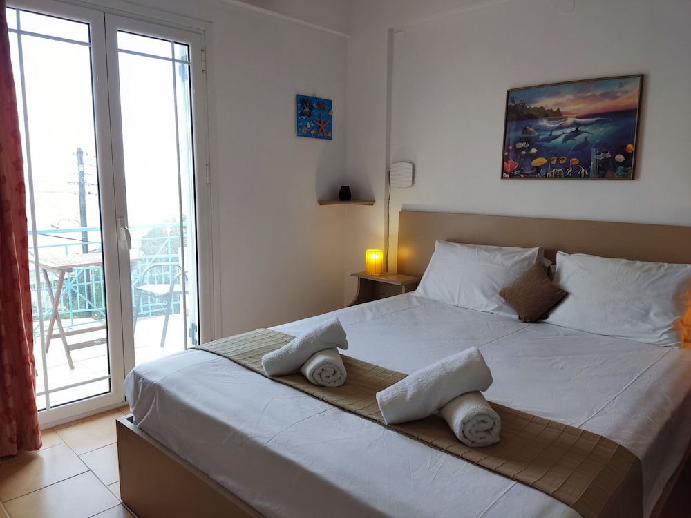 Grand Apartment, 2 Bedrooms, Sea View, Beachside photo 1