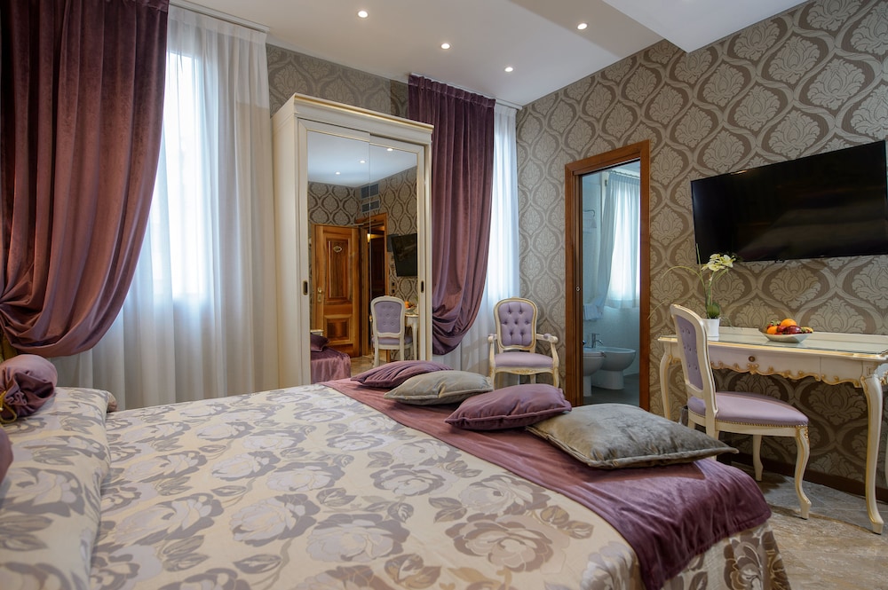 Superior Double or Twin Room thumbnail 5