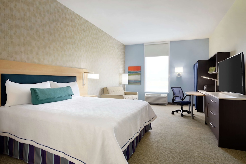 Suite, 1 King Bed, Accessible (Mobility & Hearing, Roll-in Shower)