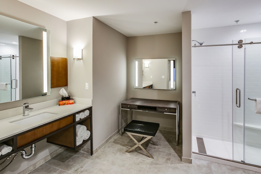Suite, 1 King Bed - Photo 6