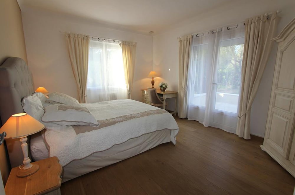 Double Room (Olive)