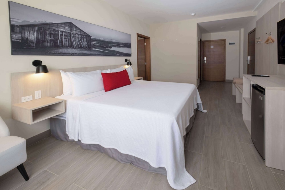 Business Room, 1 King Bed, Non Smoking photo 3