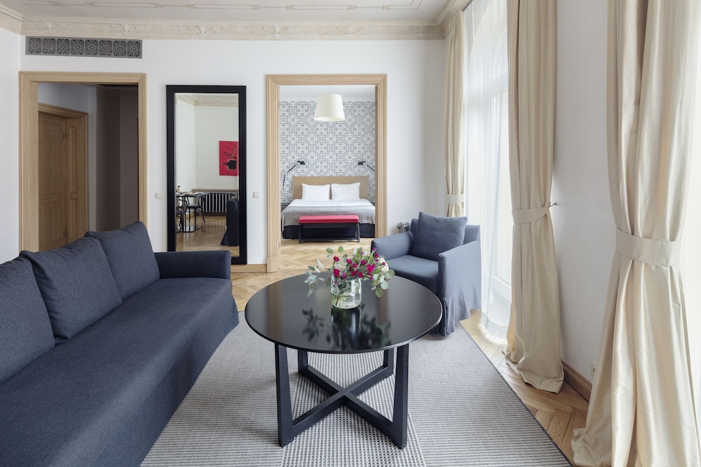 Senior Suite - Photo 1