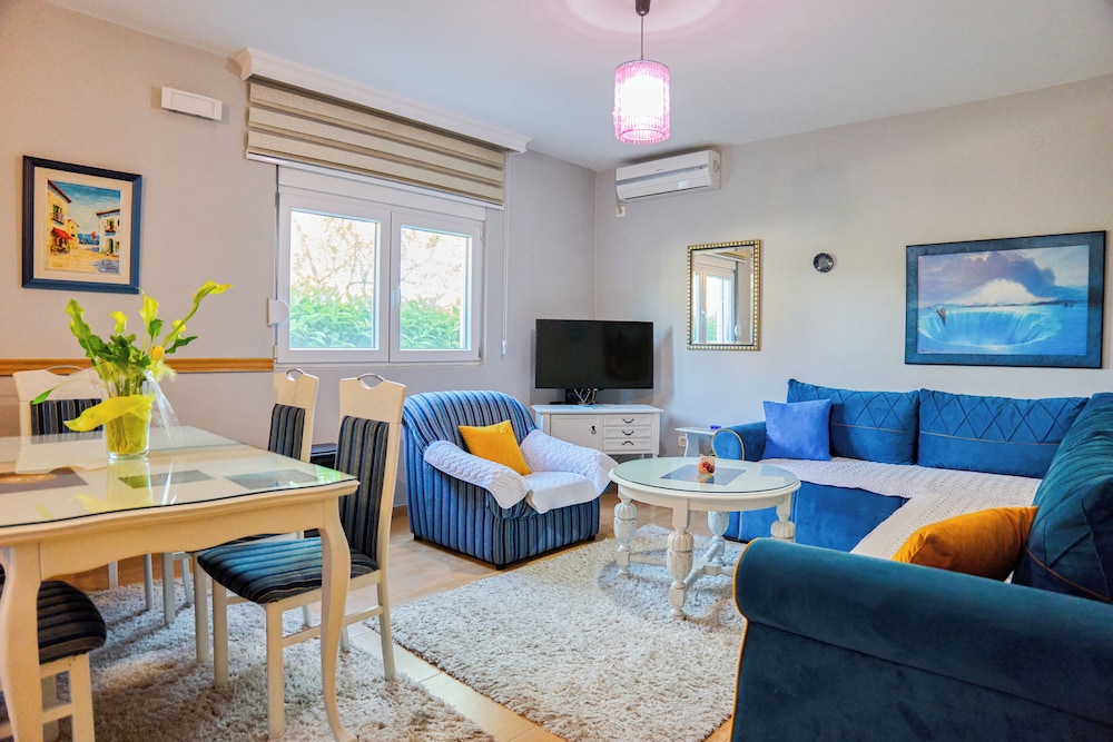 Deluxe Apartment, Multiple Beds, Garden View photo 2