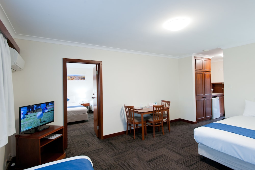 Family Room - Photo 2