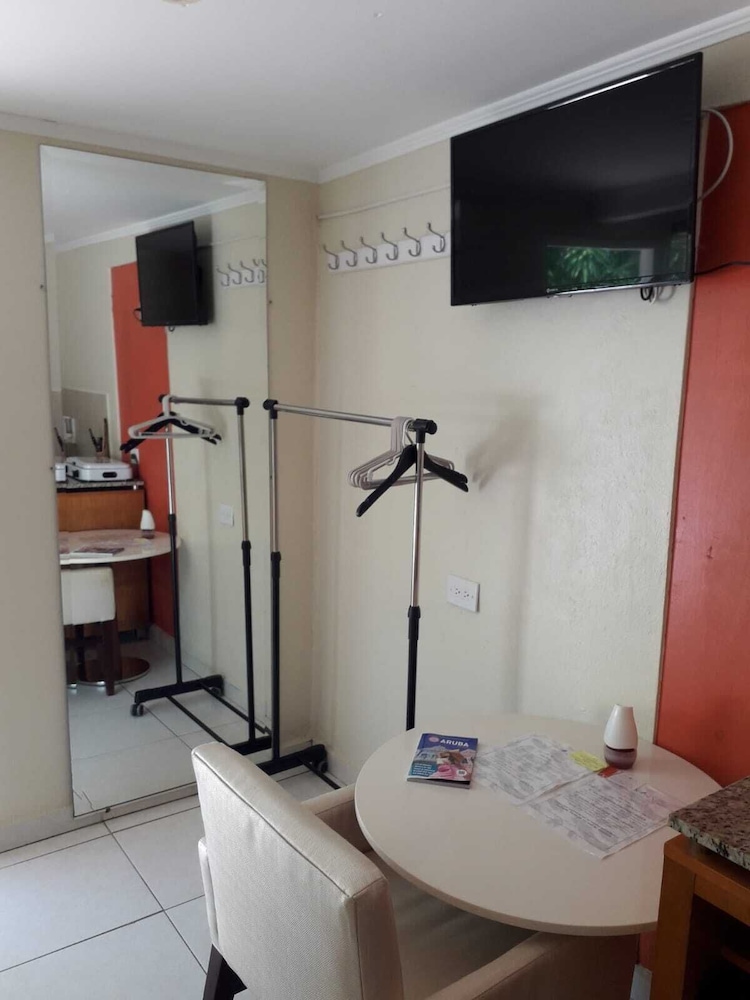 Basic Studio, 1 Queen Bed, Non Smoking, Courtyard View photo 2