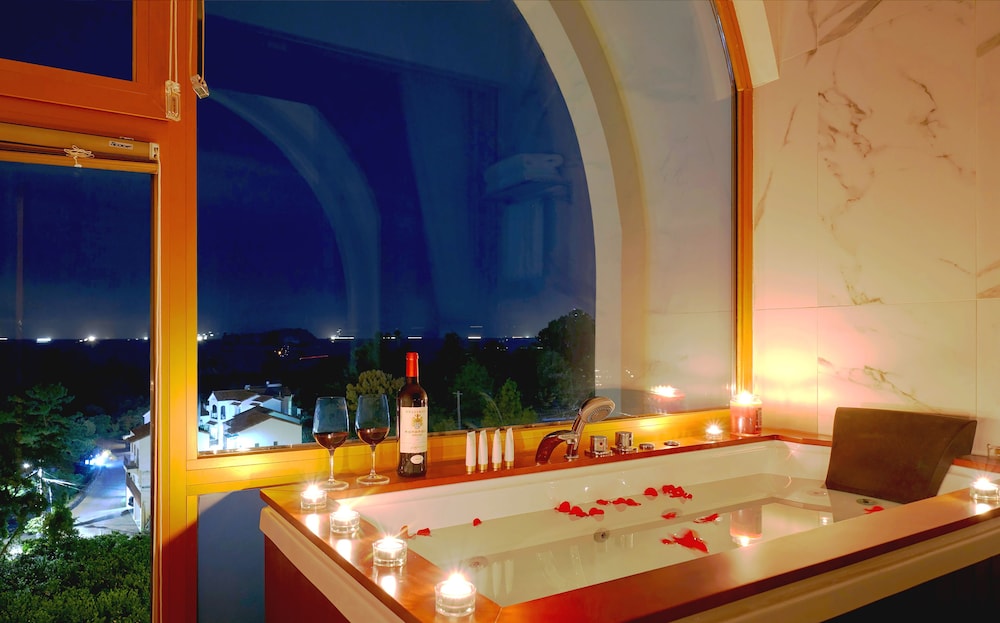 Ocean View Suite with Jacuzzi - Photo 6