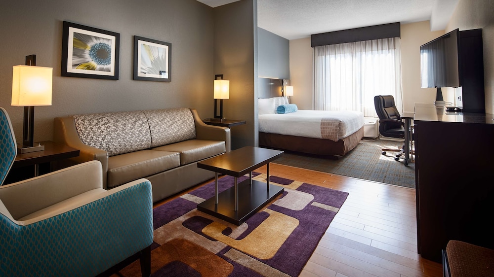 Suite, 1 King Bed, Non Smoking, Refrigerator - Photo 1