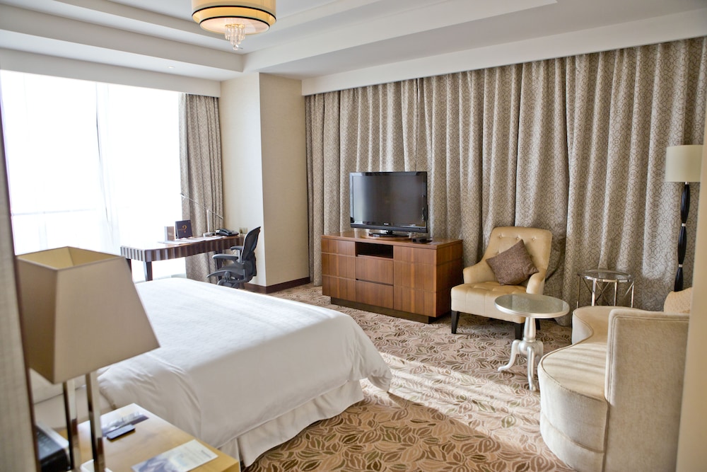 Suite, 1 King Bed - Photo 2
