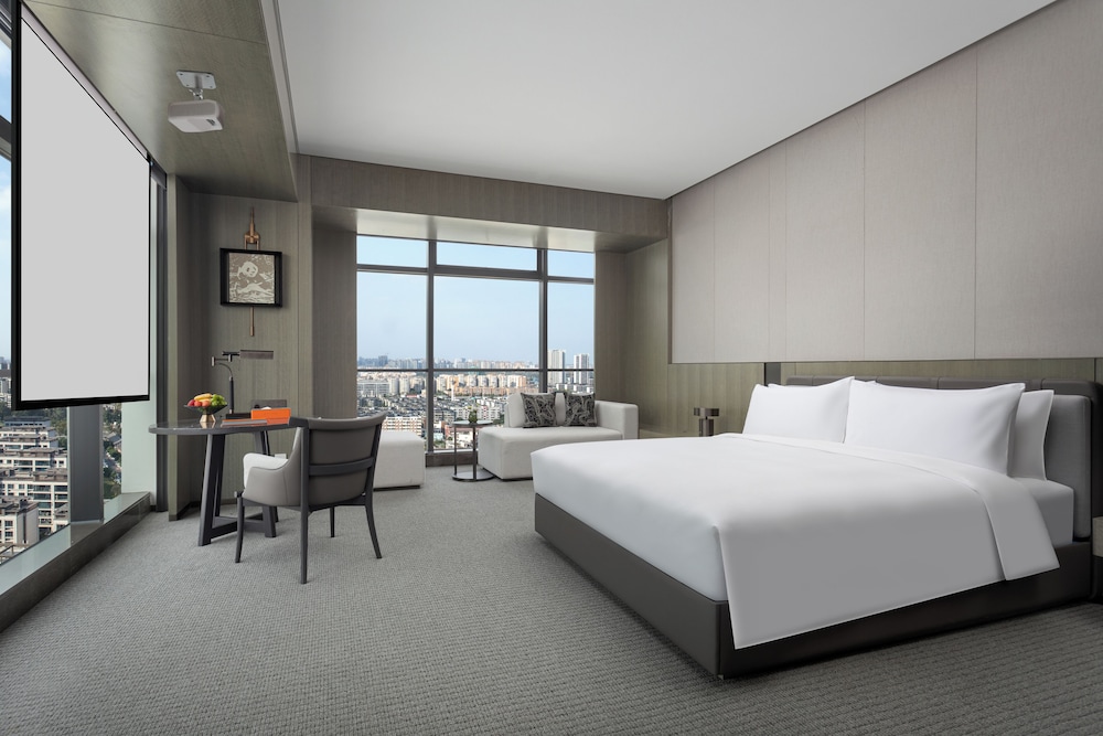 Grand Room, 1 King Bed, City View