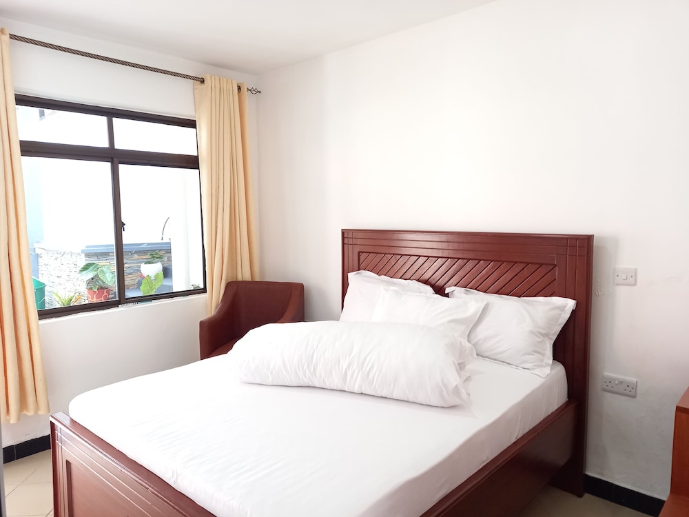Classic Studio, 1 King Bed, Non Smoking, Pool View