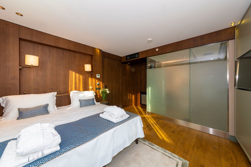 Panoramic Double Room, Balcony, City View photo 2