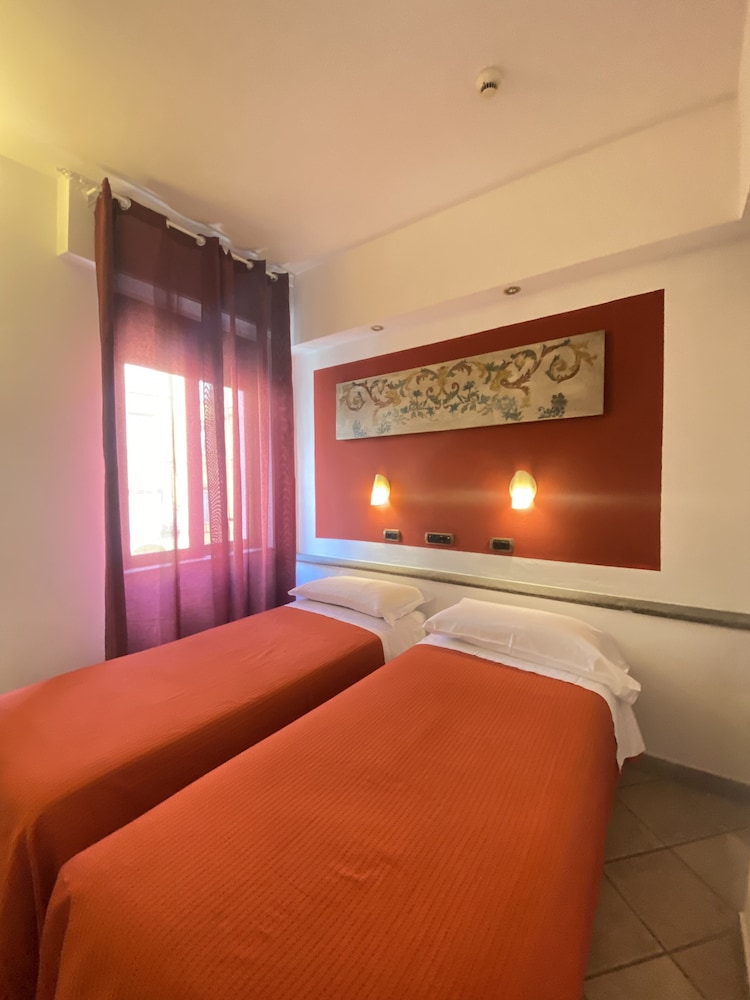 Standard Twin Room - Photo 6