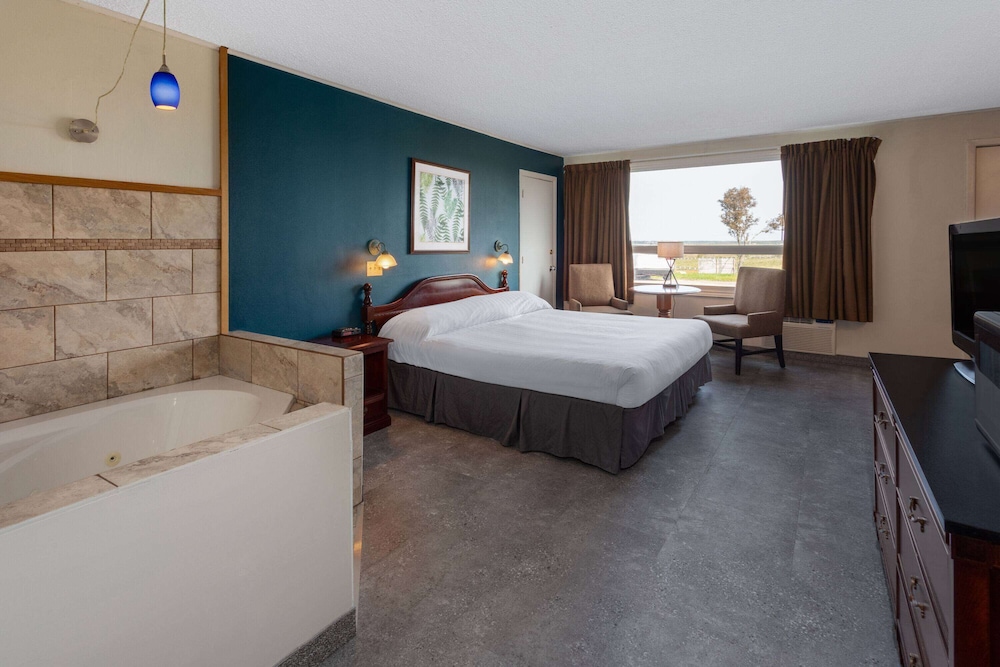 Deluxe Room, 1 King Bed, Non Smoking, Kitchenette (Drive-Up) photo 2
