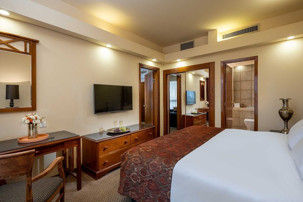 Suite, 1 Bedroom, Balcony photo 3