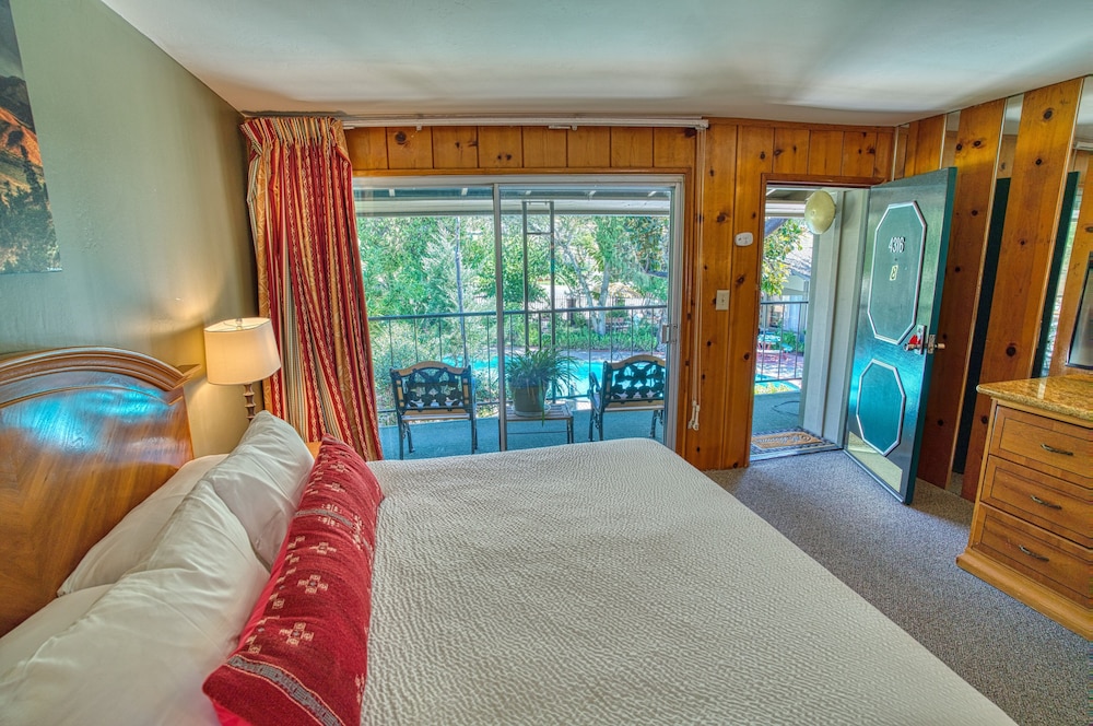 Superior Room, 1 King Bed photo 2