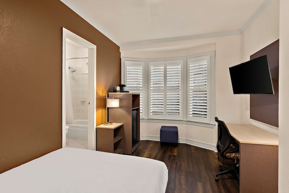 Standard Room, 1 Queen Bed, Non Smoking, Refrigerator & Microwave (Larger Room) - Photo 5