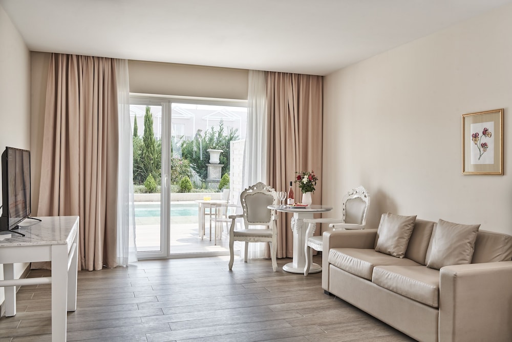 Junior Suite (Sharing Pool) photo 2
