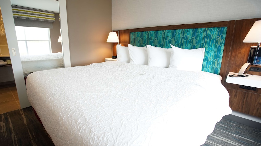 Room, 1 King Bed, Accessible, Non Smoking (Hearing) - Photo 1