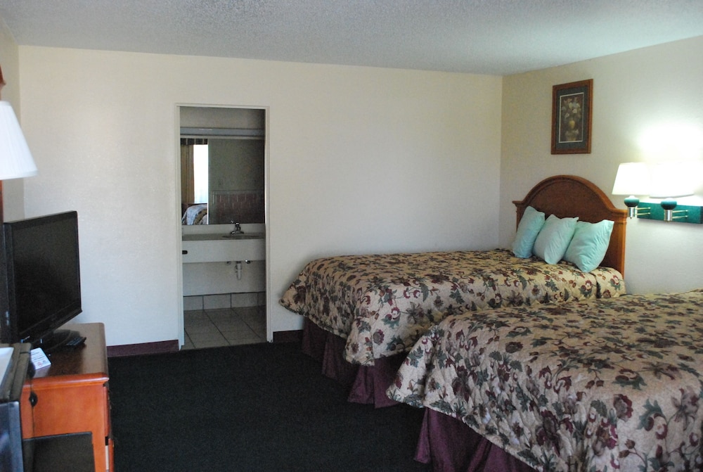 Room, 2 Double Beds, Non Smoking - Photo 3
