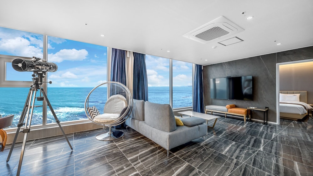 F. Royal Suite, Ocean View - Photo 1