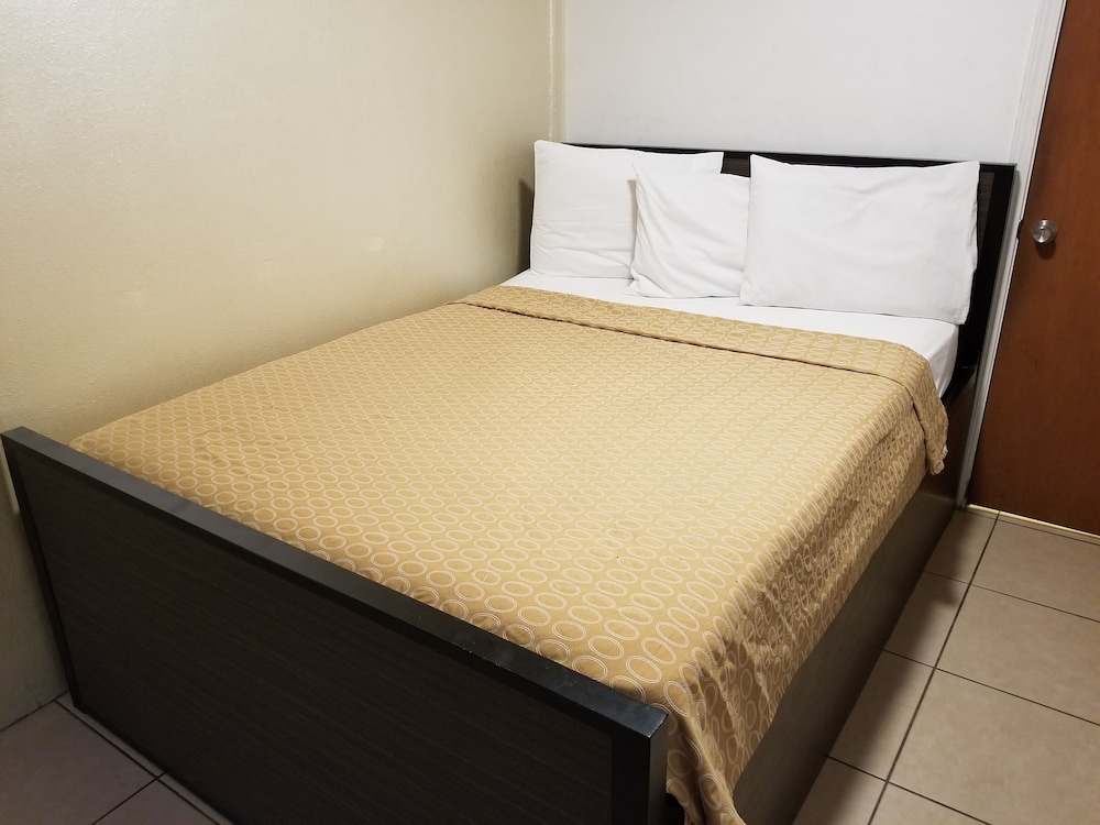 Standard Room, 1 Queen Bed photo 1