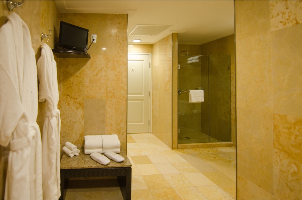 Comfort Room, 1 King Bed, Accessible - Photo 11