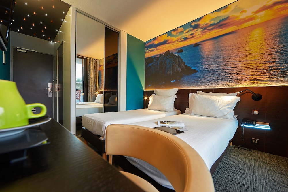 Twin Room, Pool View photo 3
