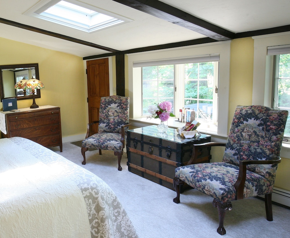 Luxury Double Room, 1 King Bed, Jetted Tub, Garden View photo 3