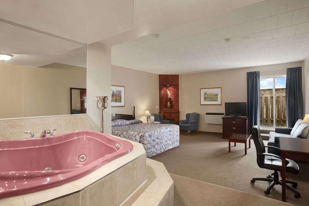 Suite, 1 King Bed, Non Smoking photo 1