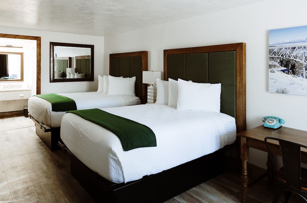Deluxe Room (Non-Pet Friendly) photo 2