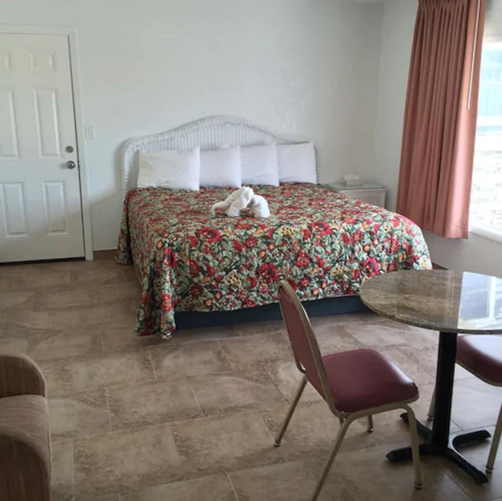 Comfort Room, 1 King Bed, Kitchenette