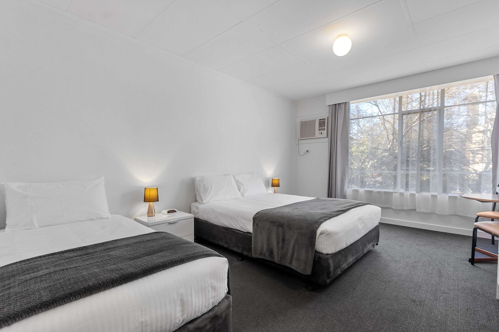 Standard Room, Non Smoking (1 Full & 1 Twin Bed) - Photo 3