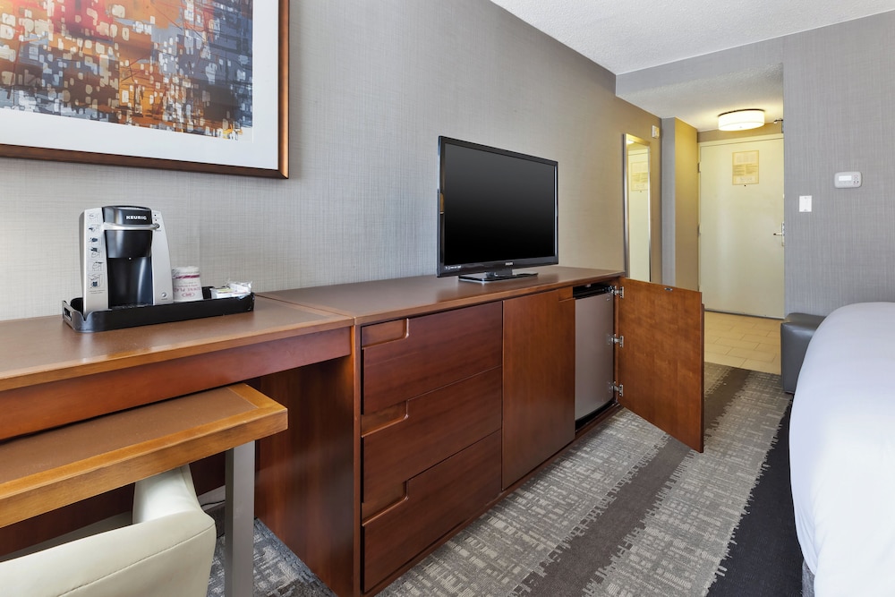 Standard Room, 1 King Bed, Roll-in Shower (Communications, Roll-In Shower) photo 1