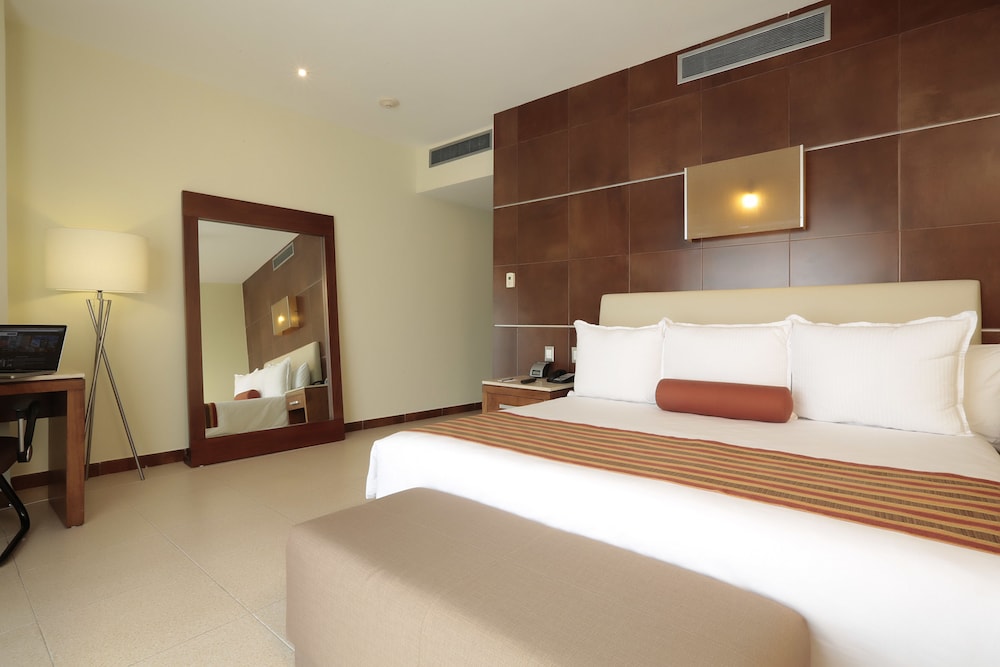 Standard Room, 1 King Bed (Free Beach Club Access) - Photo 2