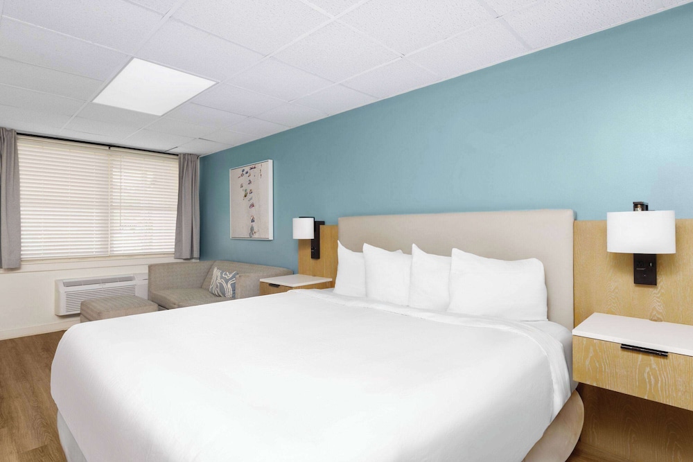 Deluxe Room, 1 King Bed with Sofa bed, Non Smoking - Photo 1