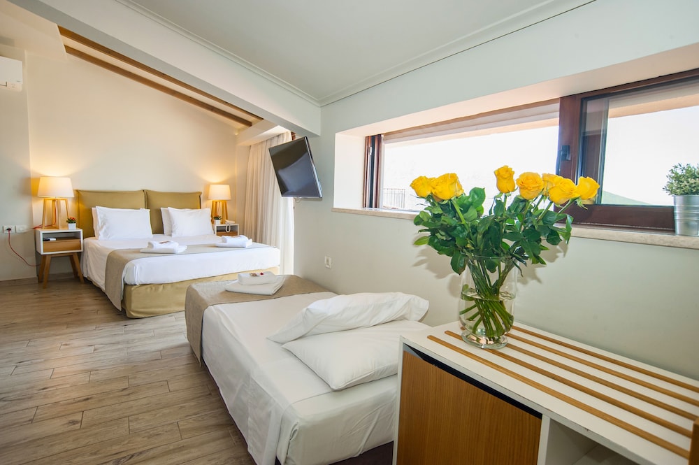 Junior Suite, Jetted Tub (Panoramic View) - Photo 13