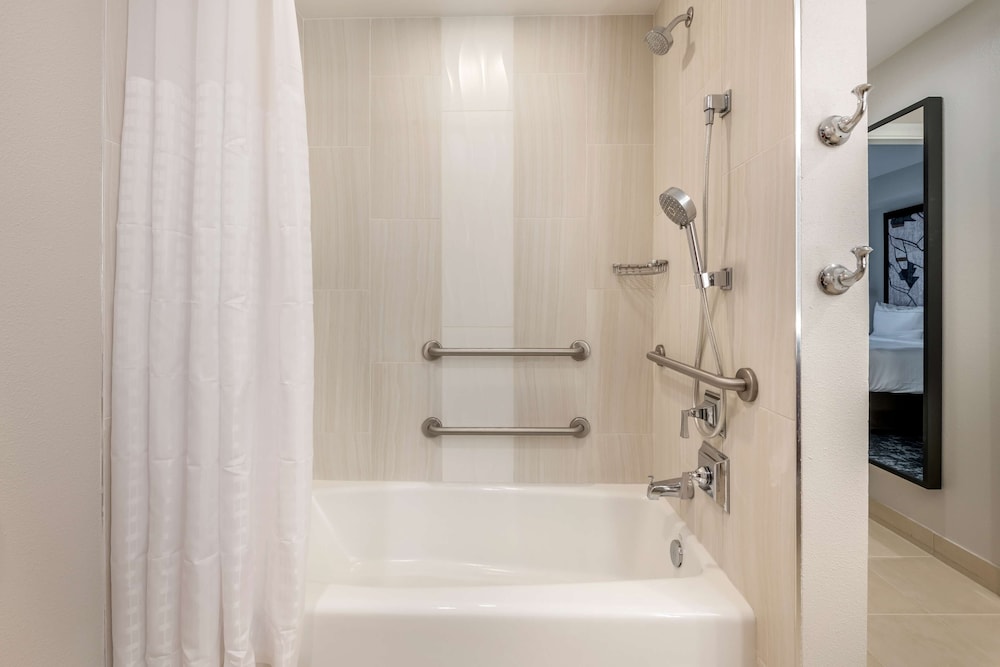 Suite, 1 Bedroom, Accessible, Bathtub (Hearing)