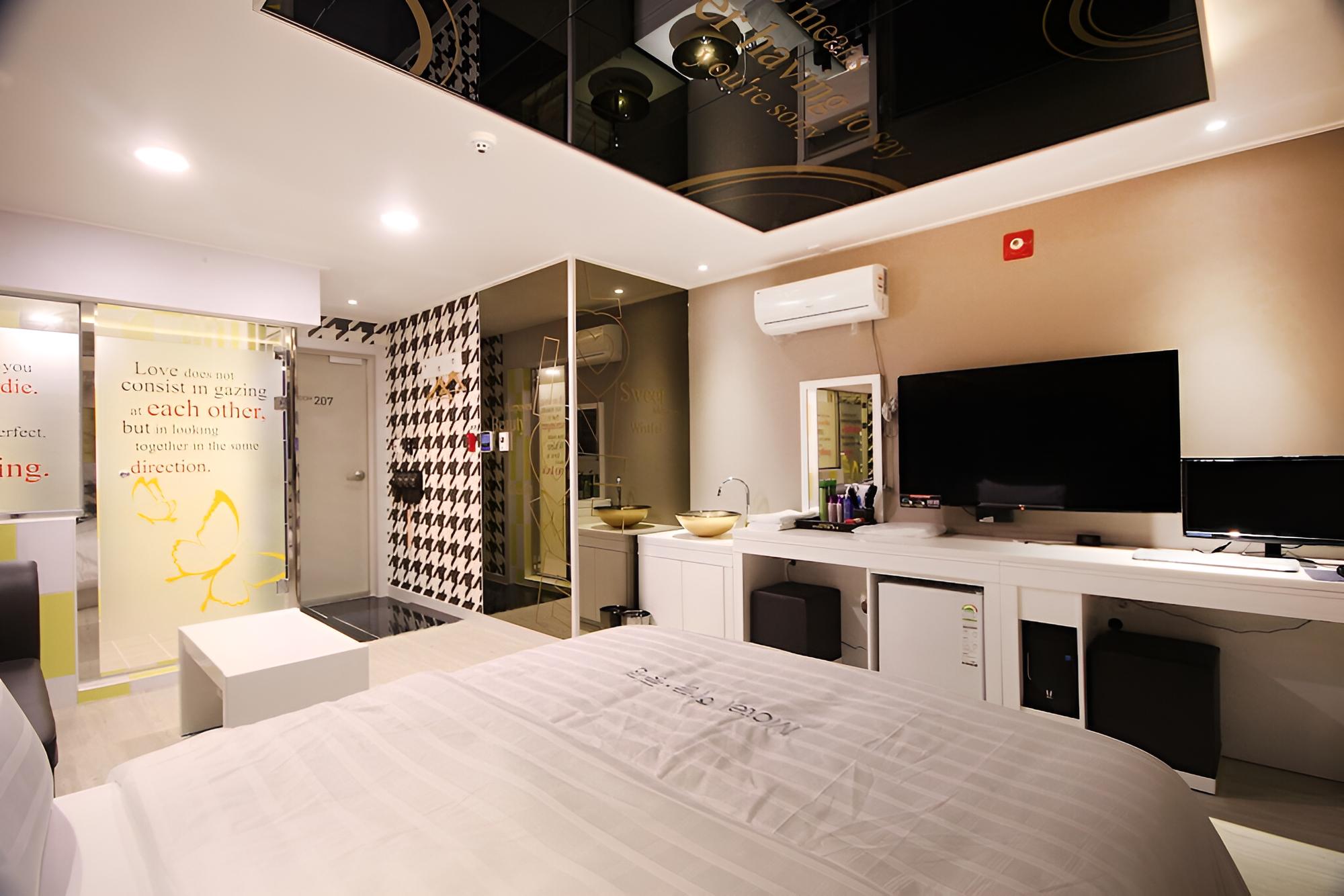Room (Standard Room) - Photo 13