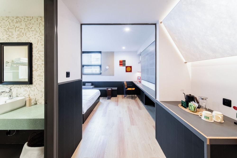 Classic Double Room, 1 King Bed, Smoking, Housekeeping