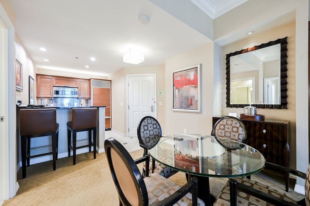 One-Bedroom PH Floor - Strip View & Balcony photo 1