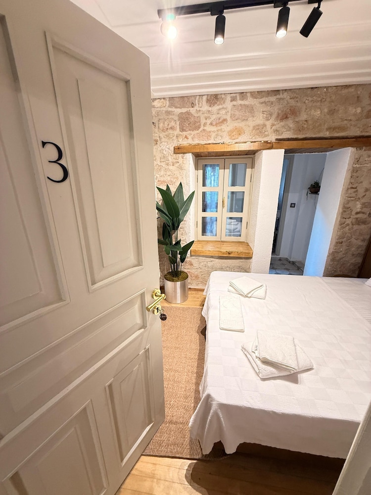 Classic Room, Balcony, Partial Sea View photo 3