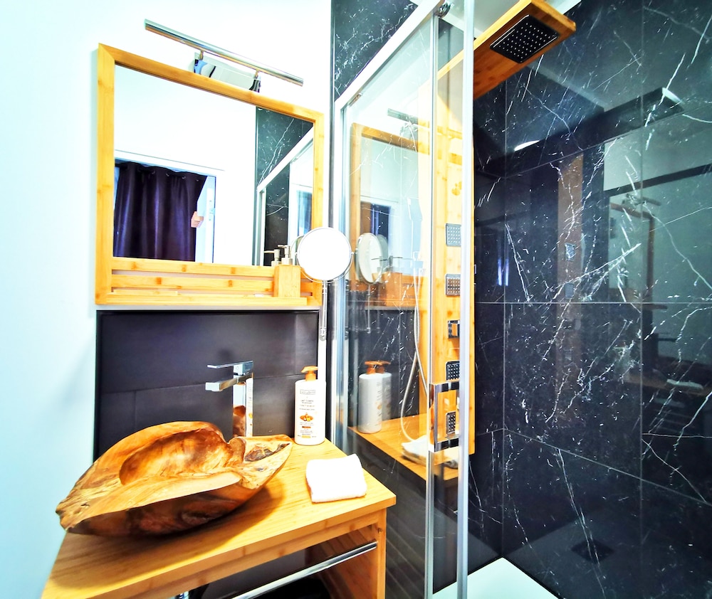 Royal Studio, Hot Tub, Garden View - Photo 4